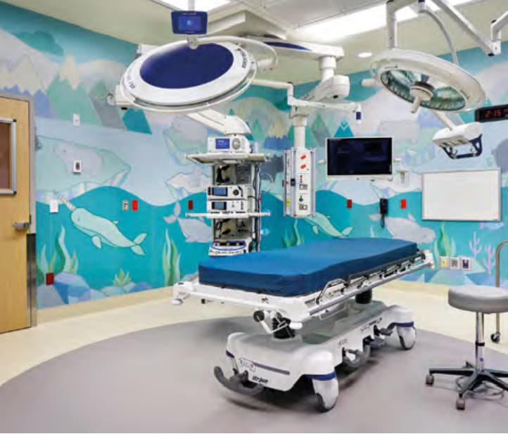 Exemple d'application panneaux muraux Acrovyn, salle d'opération bloc opératoire, architecture thérapeutique